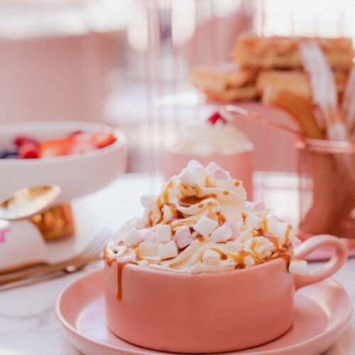 Chocolat chaud signature, chantilly, gourmandises, coulis