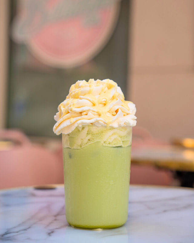 💚 𝐌𝐚𝐭𝐜𝐡𝐚 + 𝐜𝐡𝐚𝐧𝐭𝐢𝐥𝐥𝐲 + 𝐜𝐡𝐨𝐜𝐨𝐥𝐚𝐭 𝐛𝐥𝐚𝐧𝐜 = combo qui fait fondre les cœurs (et les papilles)

C’est doux, c’est crémeux, c’est matcha-gnifique.

#caféballanger #ballanger #ballangernice #cafénice #courssaleya #bonneadressenice #brunchnice #brunch06 #nicecotedazur
